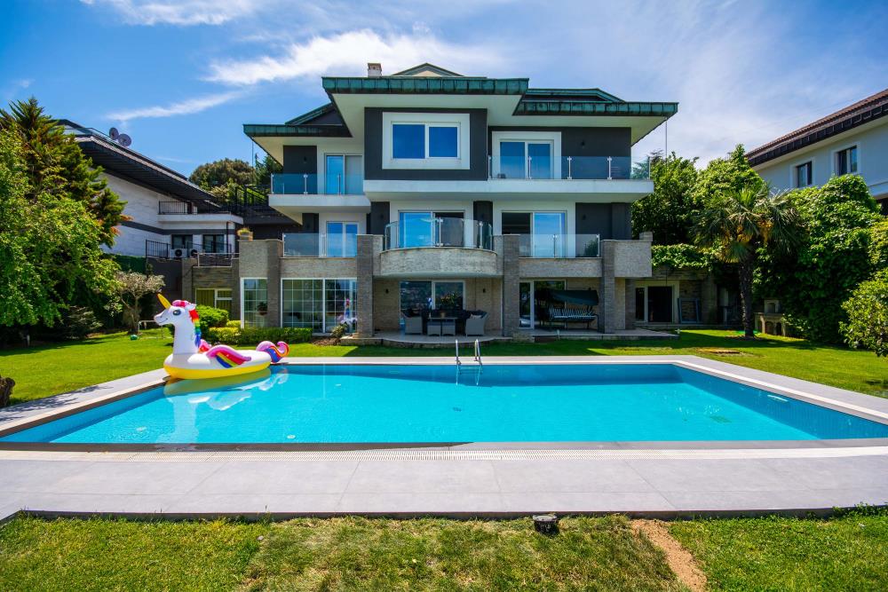 Acarkent'te Özel Güvenlikli Sokakta Boğaz Manzaralı BR Tipi Satılık Villa