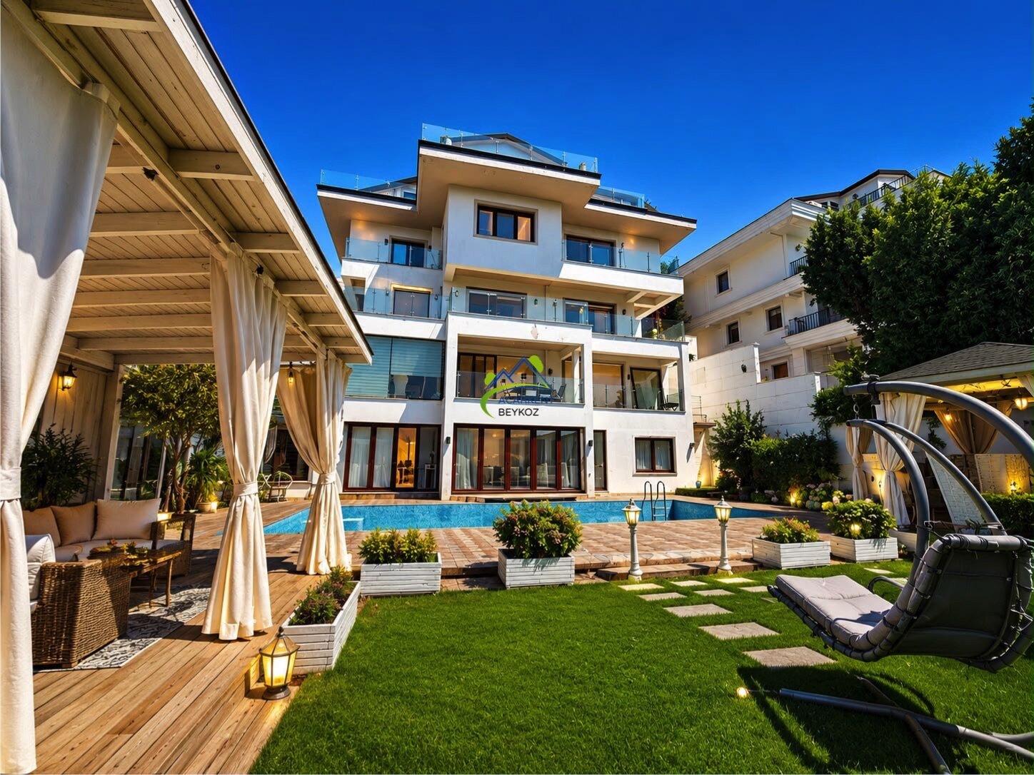 Acarkent'te Beykoz Konaklar Manzaralı İzole Bahçeli Havuzlu Satılık Müstakil Villa
