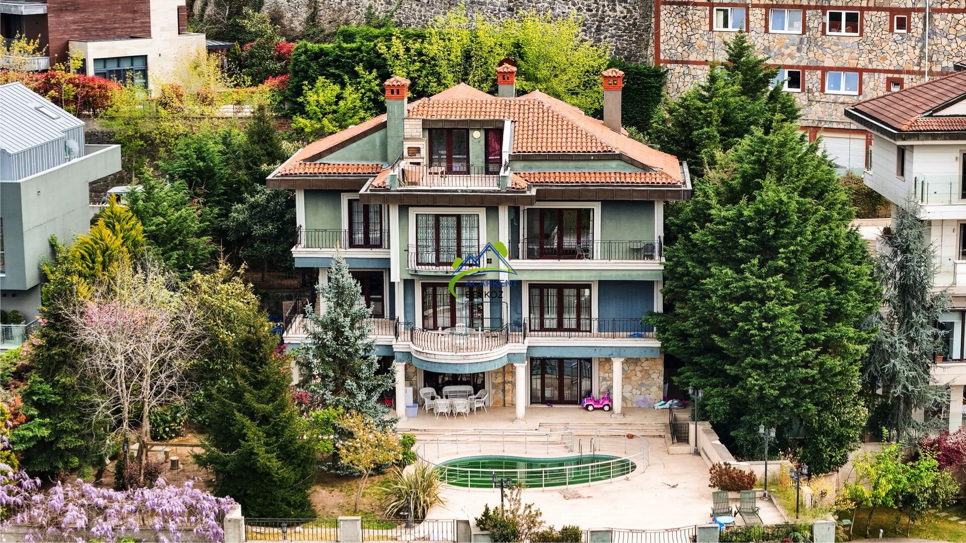Acarkent'te Beykoz Konaklar Manzaralı İzole Bahçeli BR Tipi Satılık Villa