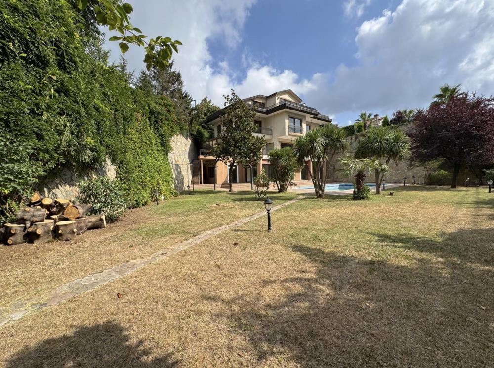Acarkent'te Köşe Konumlu Büyük Bahçeli B Tipi Satılık Villa