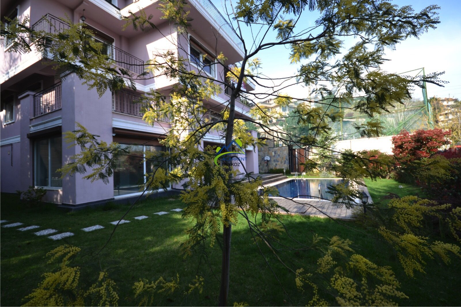 Acarkent'te Hakim Konumlu B Tipi Yenilenmiş Satılık Villa
