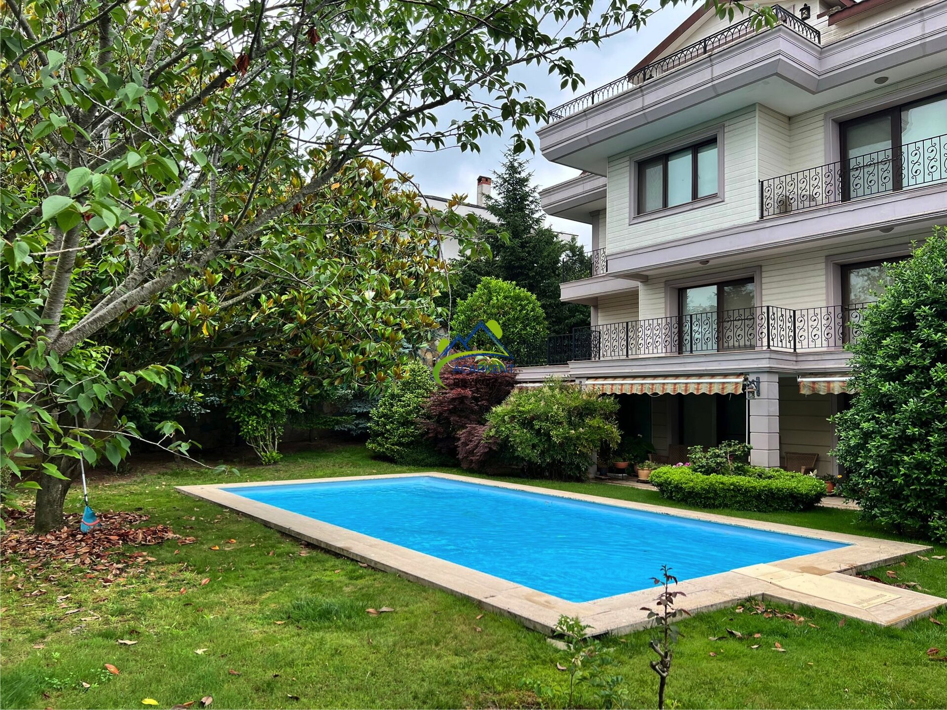 Acarkent'te Hakim Konumlu Asansörlü İzole Bahçeli C Tipi Villa