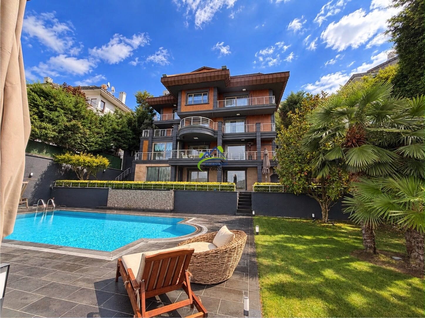 Acarkent'te Hakim Konumlu Boğaz Manzaralı 4.5 Katlı BR Tipi Satılık Villa