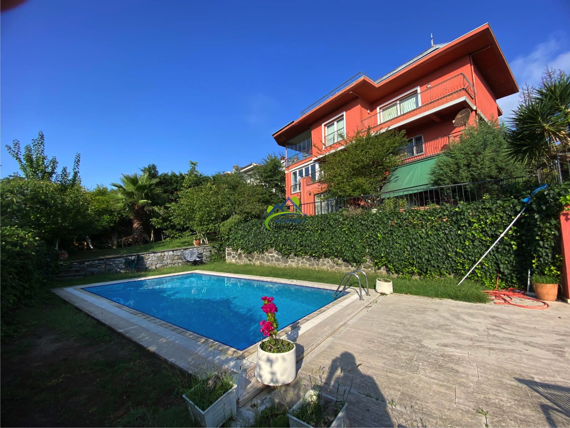 Acarkent'te A Güvenlik Kapısına Yakın Güney Cepheli Satılık Villa