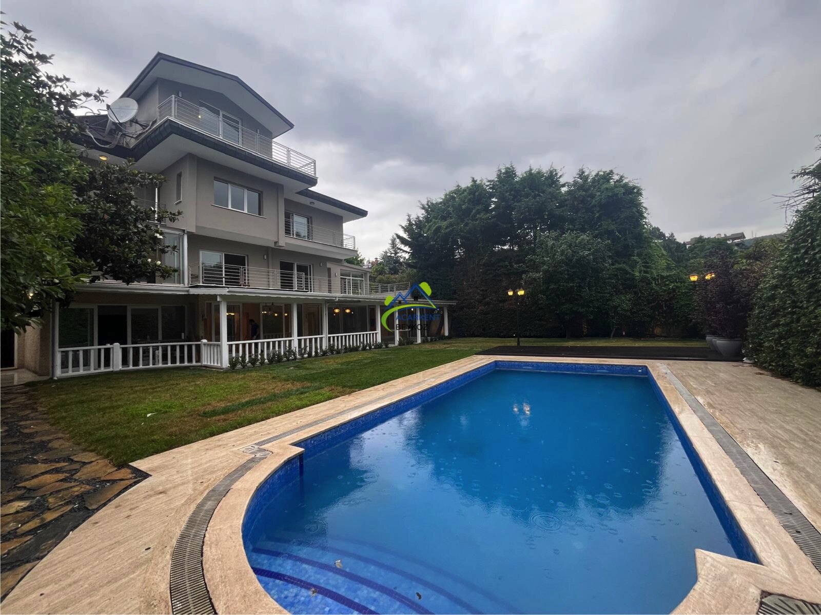 Acarkent'te A Güvenlik Kapısına Yakın Geniş Kullanım Alanlarına Sahip Satılık Villa