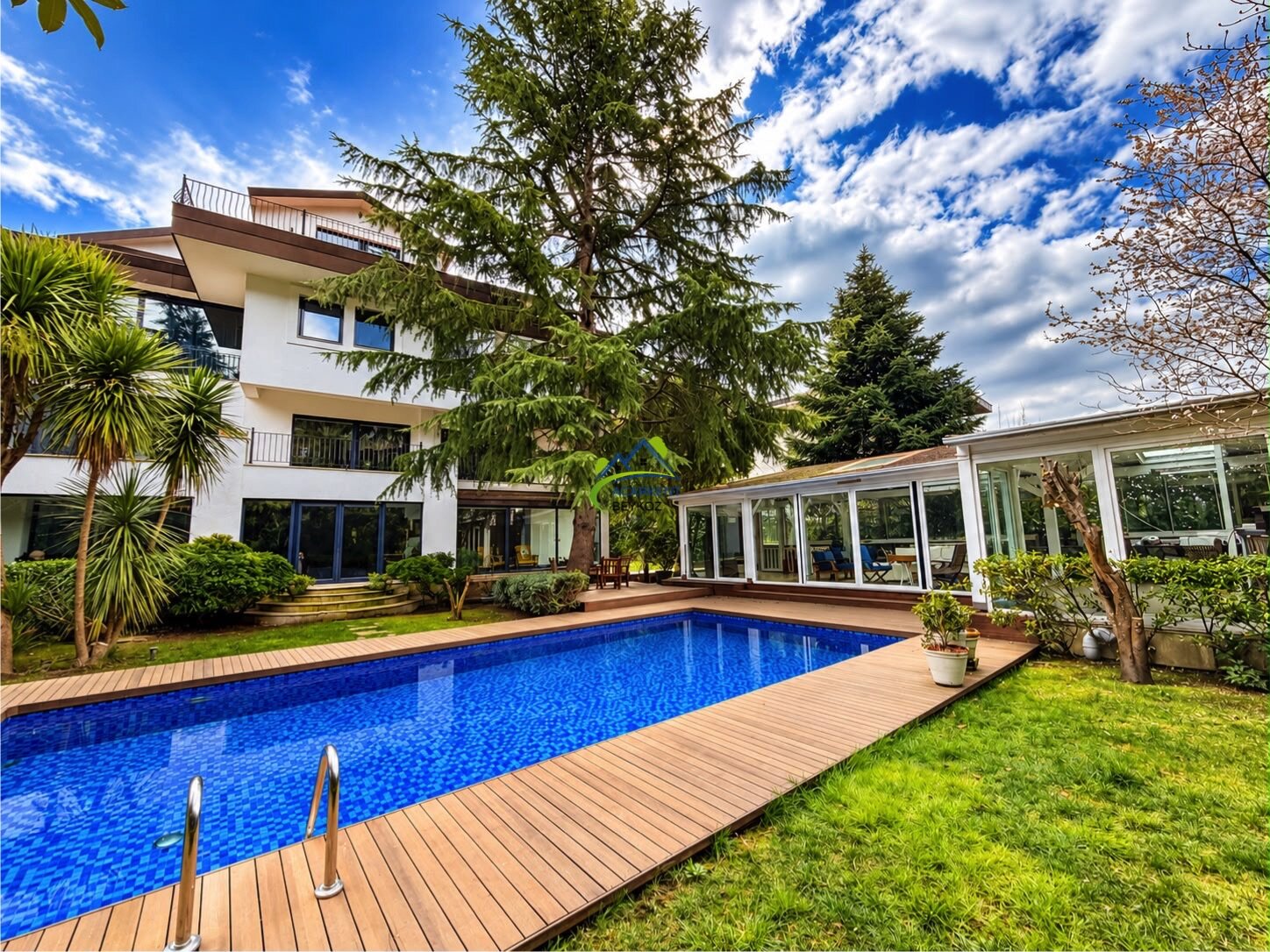 Acarkent'te İzole Geniş Bahçeli Havuzlu A Güvenlik Kapısına Yakın Satılık Villa