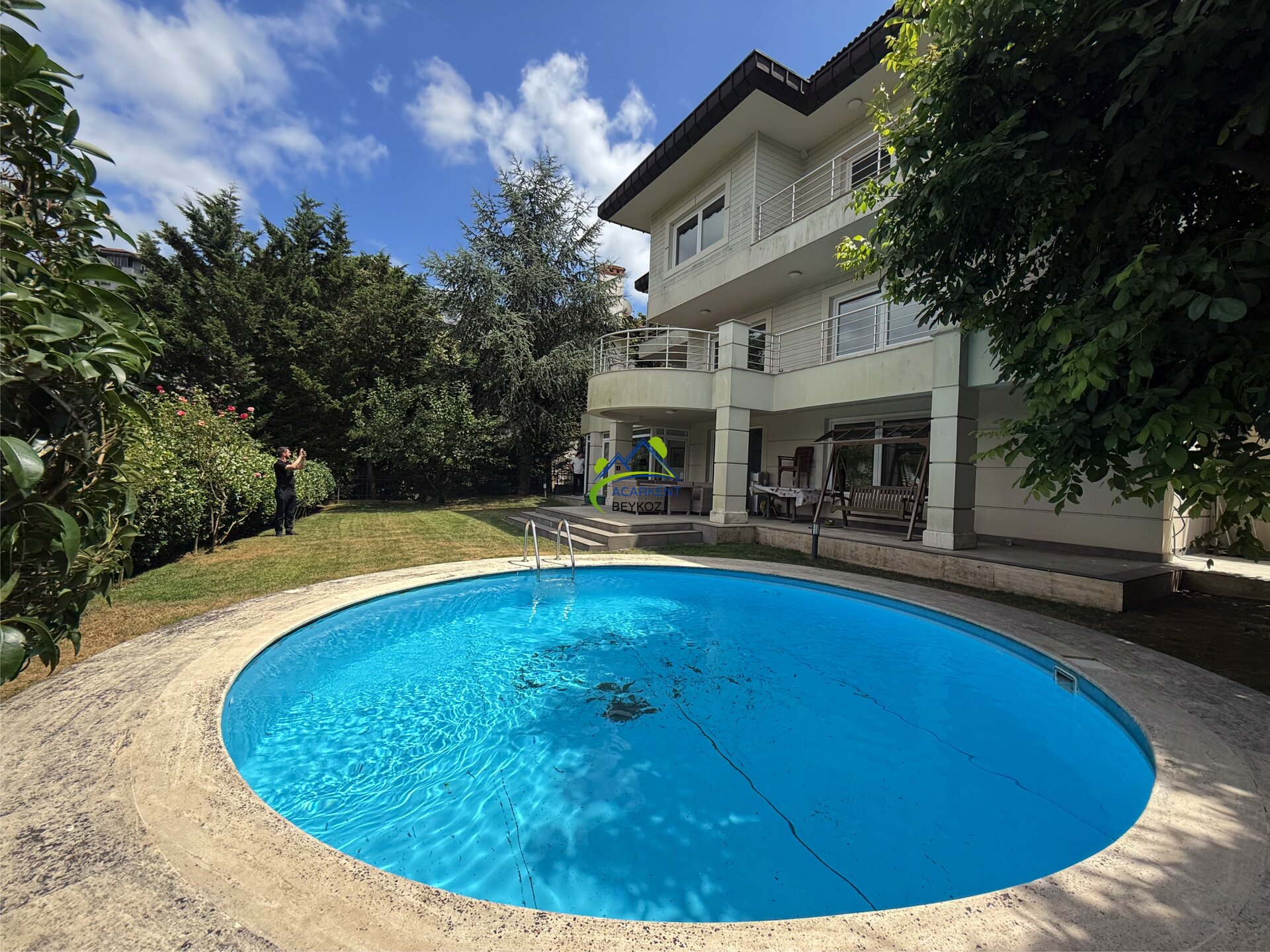 Acarkent'te Beykoz Konaklar Manzaralı İzole Bahçeli BR Tipi Satılık Villa
